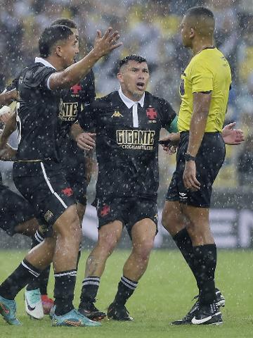 Vasco pede impugnação de clássico com o Fluminense por erros de arbitragem