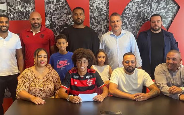 Joia do Flamengo assina contrato profissional com multa de R$ 271 milhões